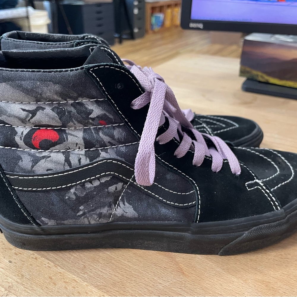 Vans sk8-hi High-Top Sneakers with skull and Purple Laces